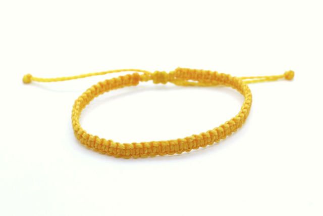 Pulsera de hilo amarilla