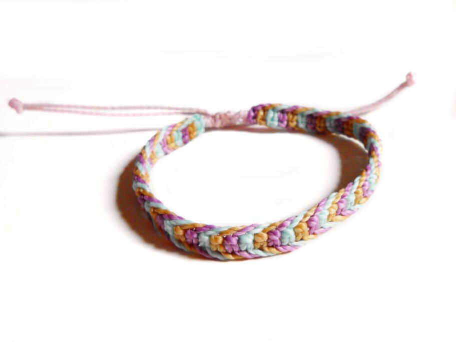 Pulsera de macramé de nudos en espiga