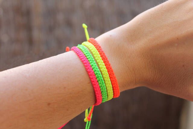 Llamativas pulseras neón flúor de hilo encerado tejidas con nudos de macramé
