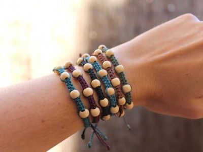 Pulseras de macramé con bolas de madera estilo Shamballa
