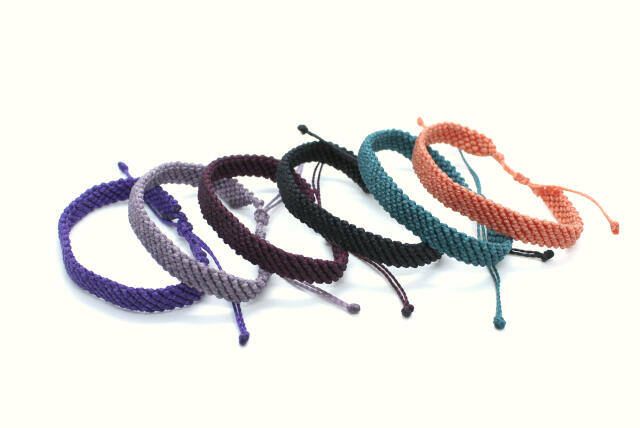 Pulseras de macramé tejidas con hilo colores lisos