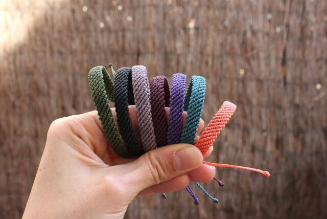 Pulseras de macramé tejidas con hilo colores lisos