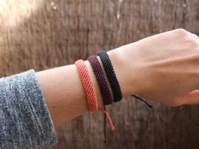Pulseras de macramé tejidas con hilo en colores lisos
