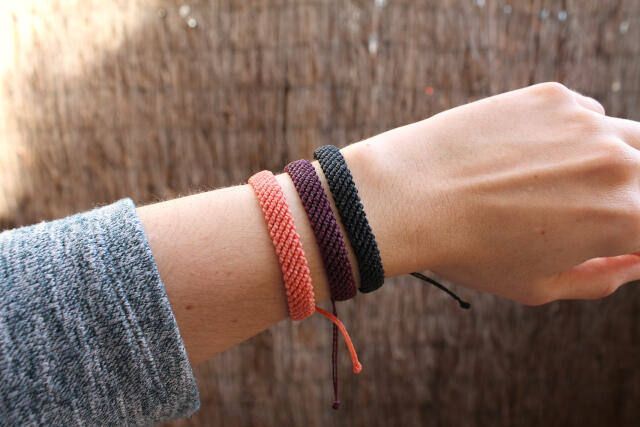 Pulseras de macramé tejidas con hilo en colores lisos