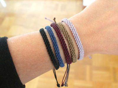 Pulseras tejidas de macramé delgadas en colores lisos