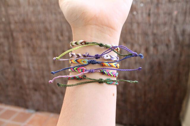 Pulseras trenzadas de hilo con nudo corredizo