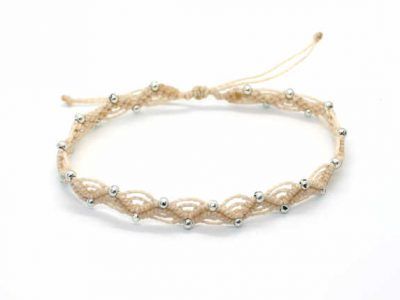 tobillera beige ondas con cuentas plateadas