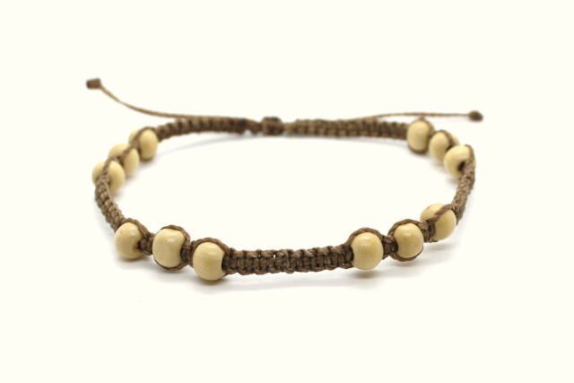 Tobillera hippie de macramé con cuentas de madera