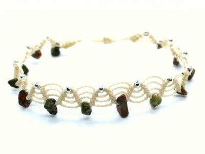 Tobillera tejida de macrame con piedra natural unakita